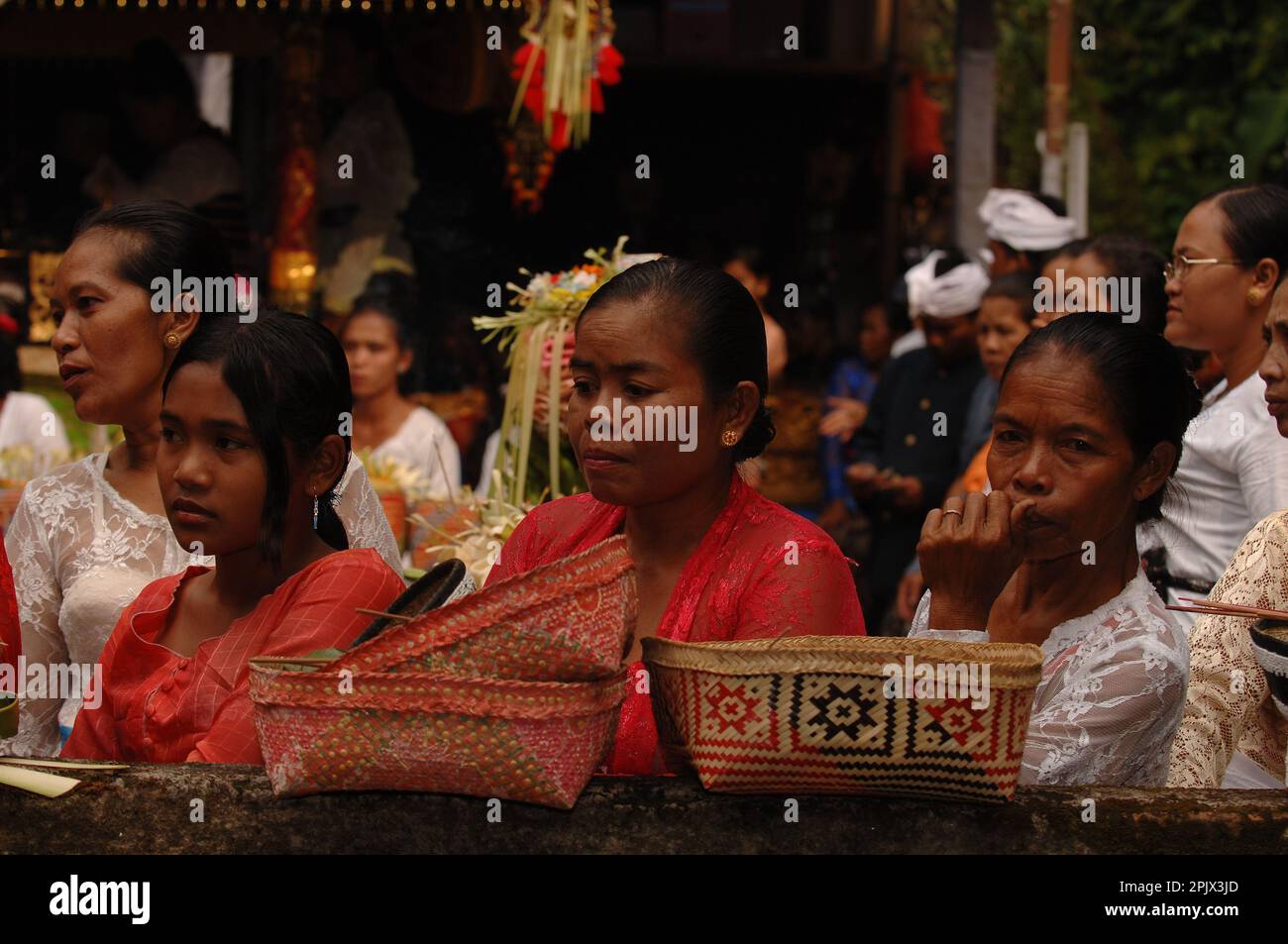 Menschen, die Opfer bringen und beten im Pura Beji Tempel in Sukawati, Bali. Stockfoto