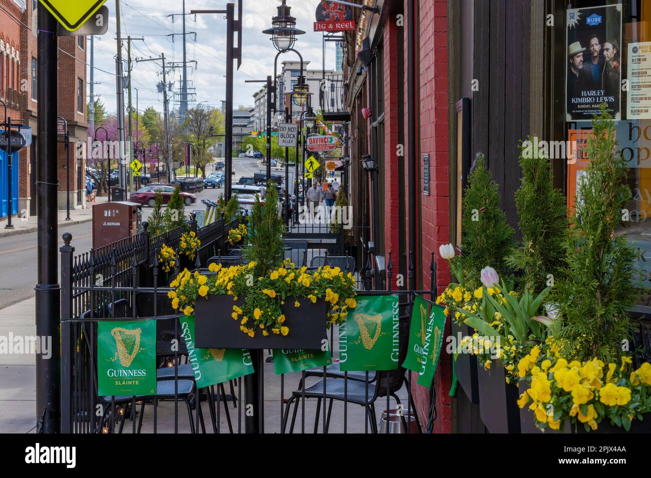 Knoxville, Tennessee, USA - 25. März 2023: Sitzecke im Freien eines Cafés in der Altstadt von Knoxville. Stockfoto