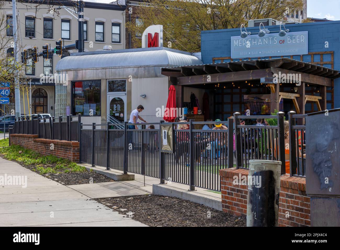 Knoxville, Tennessee, USA - 25. März 2023: Gäste sitzen im Außenbereich des MOB-Restaurants in der Altstadt von Knoxville. Stockfoto