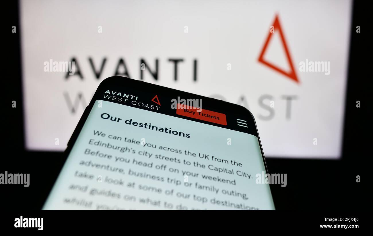 Smartphone mit Webseite des britischen Eisenbahnunternehmens Avanti West Coast auf dem Bildschirm vor dem Firmenlogo. Fokus auf oberer linker Seite des Telefondisplays. Stockfoto