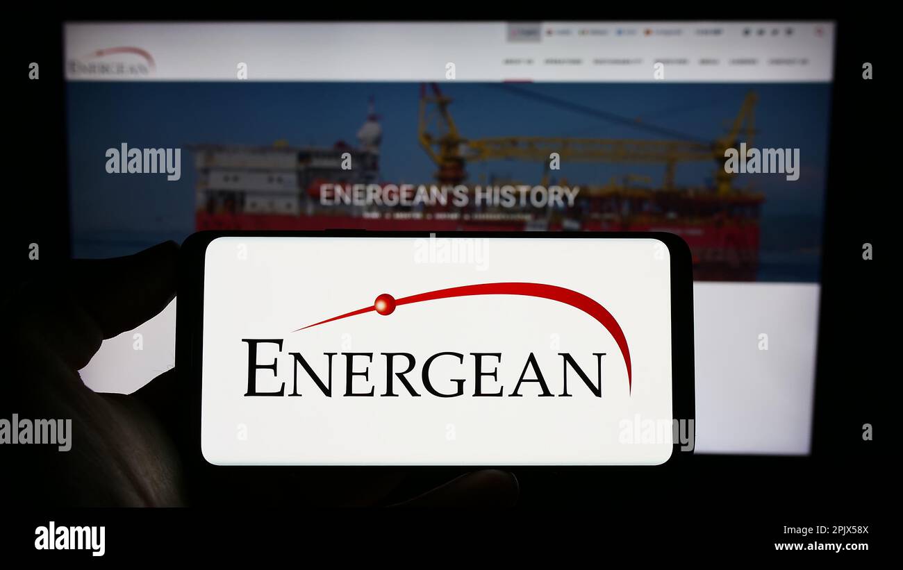 Person, die ein Smartphone mit dem Logo des britischen Öl- und Gasunternehmens Energean plc auf dem Bildschirm vor der Website hält. Konzentrieren Sie sich auf das Display des Telefons. Stockfoto