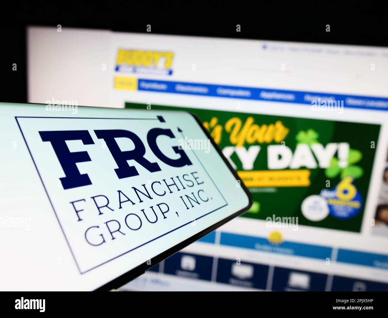Mobiltelefon mit Logo des amerikanischen Unternehmens Franchise Group Inc (FRG) auf dem Bildschirm vor der Business-Website. Konzentrieren Sie sich auf die Mitte des Telefondisplays. Stockfoto