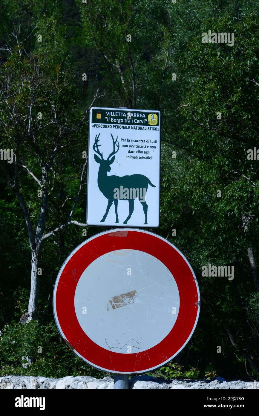 Parkeingangsschilder im Dorf Villetta Barrea im Abruzzen-Nationalpark, Italien Stockfoto