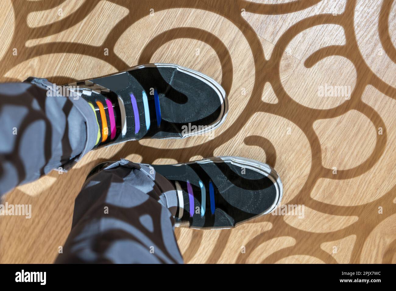 Die Füße eines Gentleman in unmarkierten Turnschuhen Stockfoto