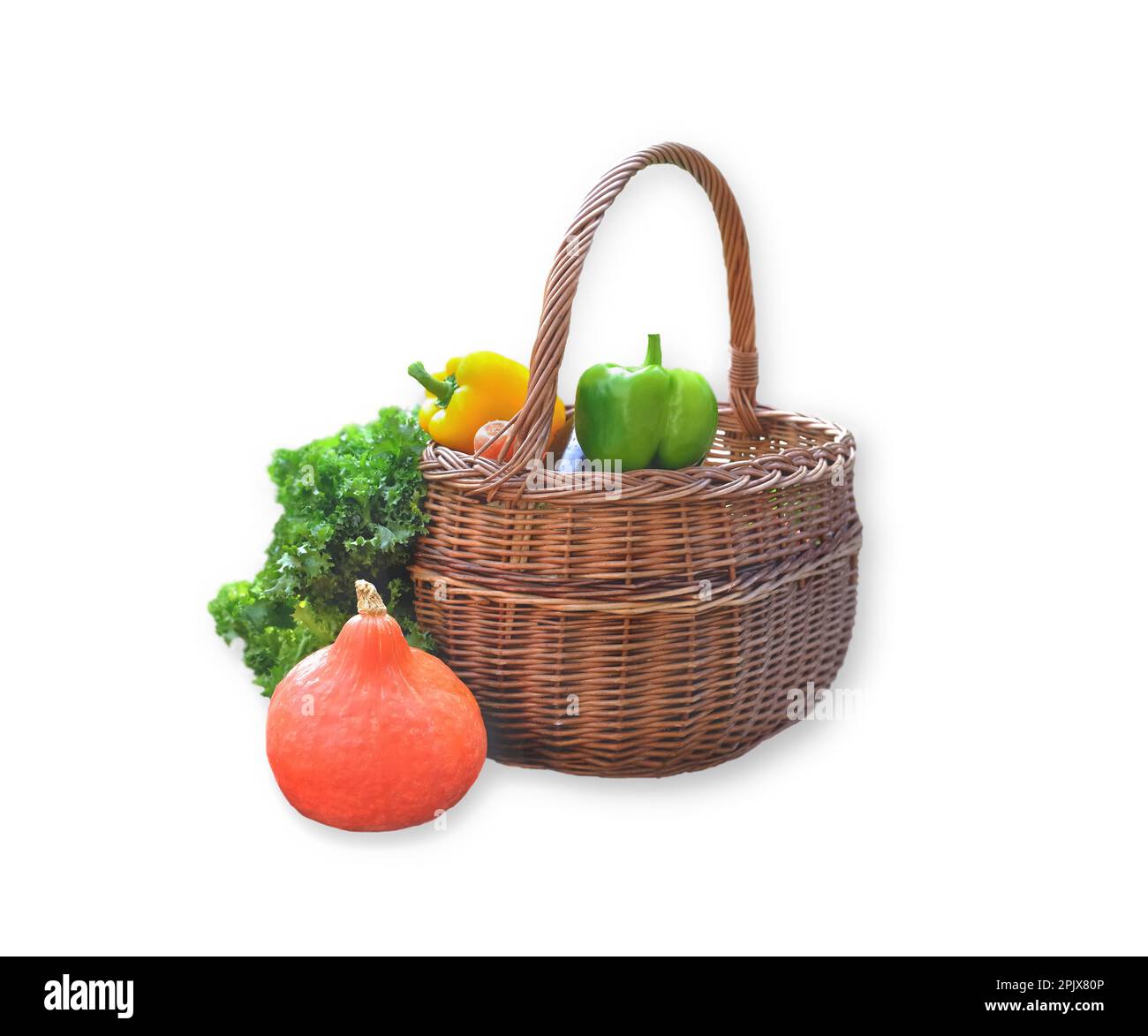 Frisches Gemüse in einem Korb mit Kürbis und Salat auf weißem Hintergrund isoliert Stockfoto