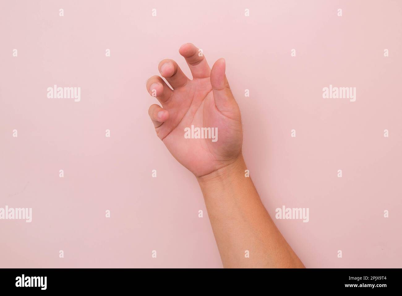 Nahaufnahme der männlichen Hand, die bereit ist, zu helfen oder zu empfangen, isoliert auf pinkfarbenem Hintergrund. Helfende Hand zur Rettung ausgestreckt. Stockfoto