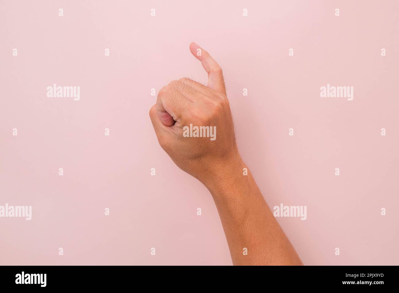 Ein kleiner Finger männlicher Hand vor pinkfarbenem Hintergrund bedeutet Versöhnung. Versprechen halten. Stockfoto