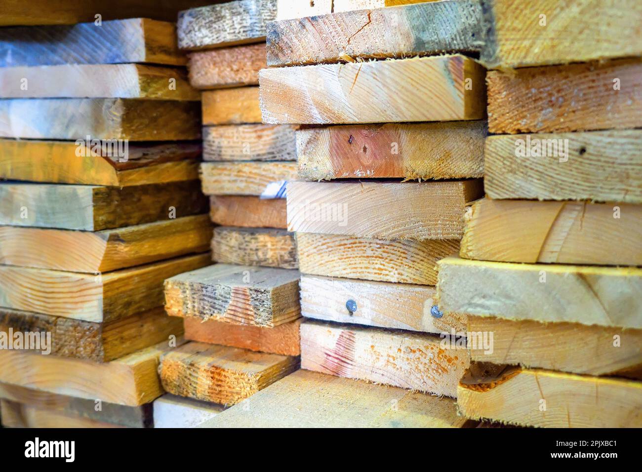 Holzbretter werden in einem Sägewerk oder einer Zimmerei gestapelt. Trocknung und Vermarktung von Holz. Stockfoto