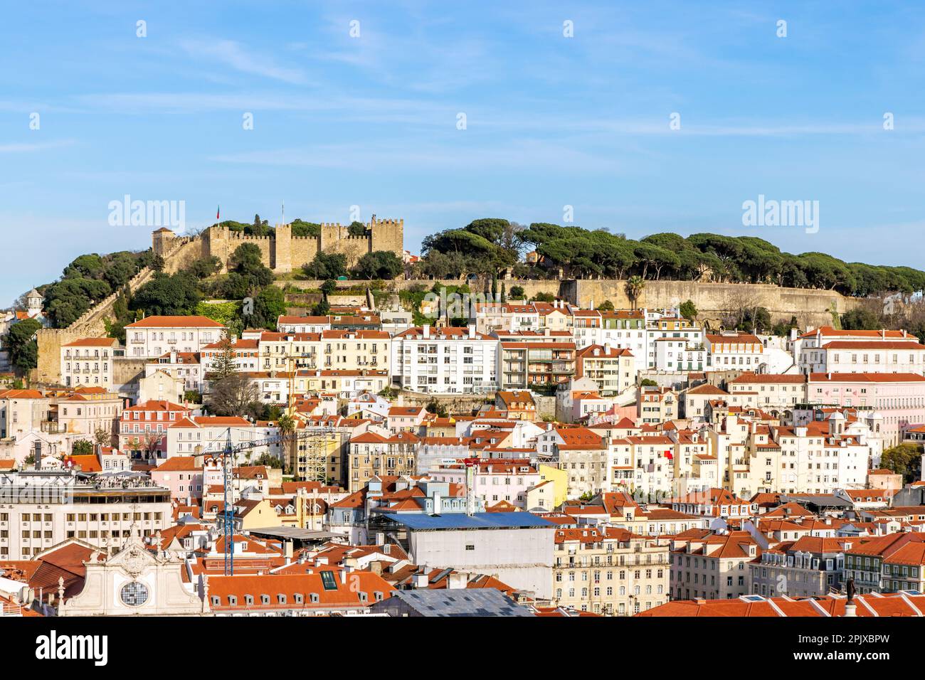 Blick vom Miradouro de Sao Pedro de Alcantara auf das Viertel Baixa mit Castelo Sao Jorge (Schloss St. Georges) in der Ferne, Lissabon, Portugal. Stockfoto