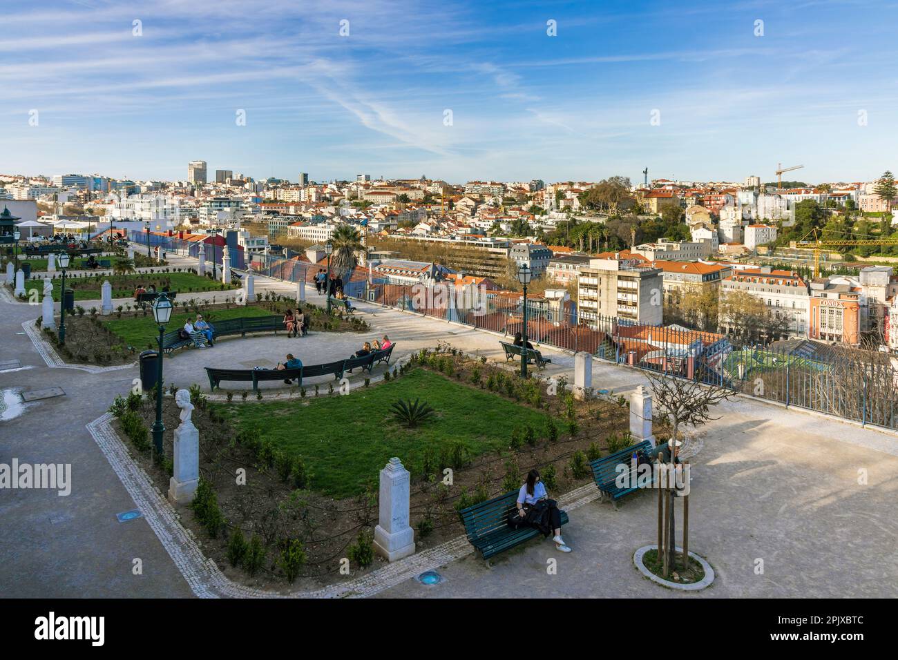 Miradouro Sao Pedro de Alcantara Aussichtspunkt und Luftaufnahme der Stadt Lissabon Stockfoto