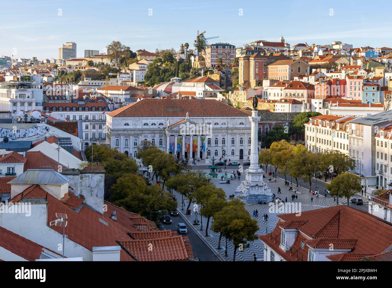 Blick auf den Rossio-Platz und das Teatro Nacional Dona Maria II ( Nationaltheater ) vom Santa Justa Lift, Lissabon, Portugal Stockfoto
