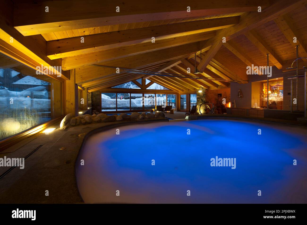 Der beheizte Swimmingpool mit Blick auf den Schnee des Sant'Orso Hotels in der Stadt Cogne am Fuße der Gran Paradiso Gruppe. Aosta Valley, Italien, Euro Stockfoto