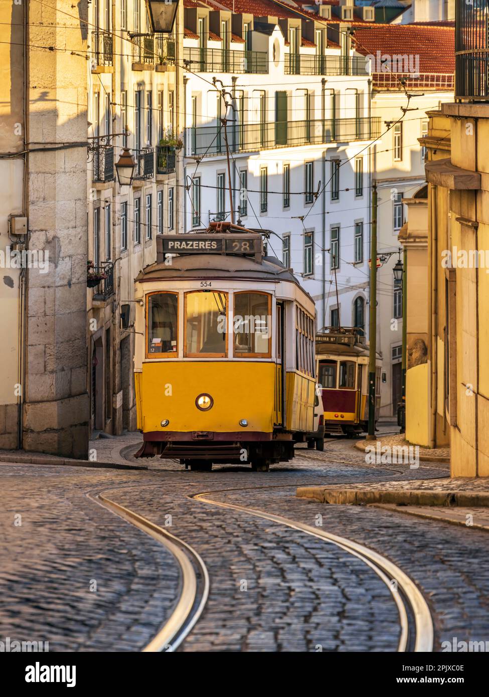 Klassische Straßenbahnen auf der Calcalada São Francisco im Stadtteil Chiado, Lissabon, Portugal. Stockfoto