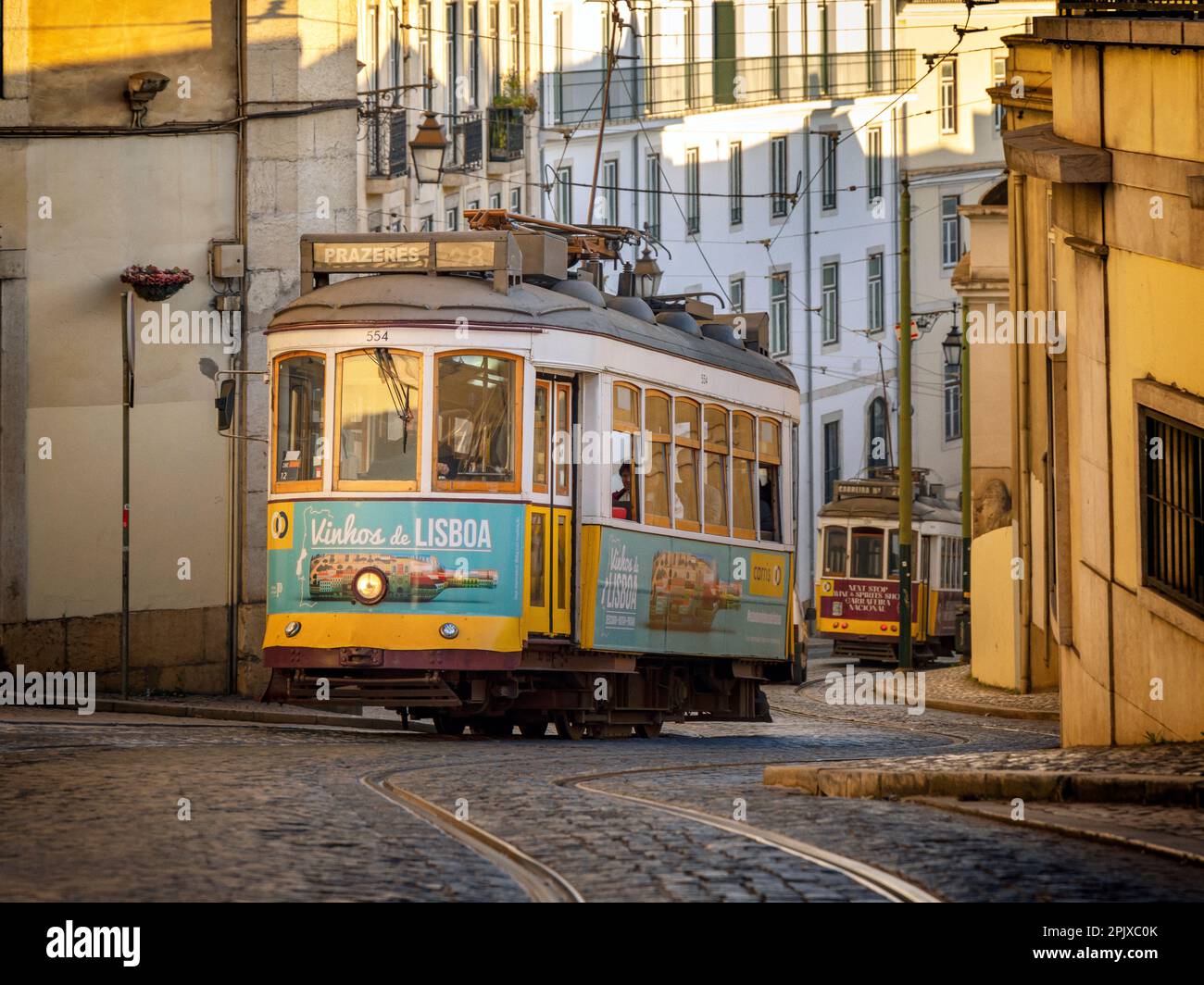 Klassische Straßenbahnen auf der Calcalada São Francisco im Stadtteil Chiado, Lissabon, Portugal. Stockfoto