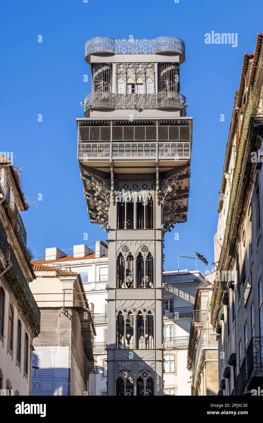 Der Santa Justa Lift wurde 1902 von Raoul Mesnard in der historischen Stadt Lissabon, Portugal, erbaut Stockfoto