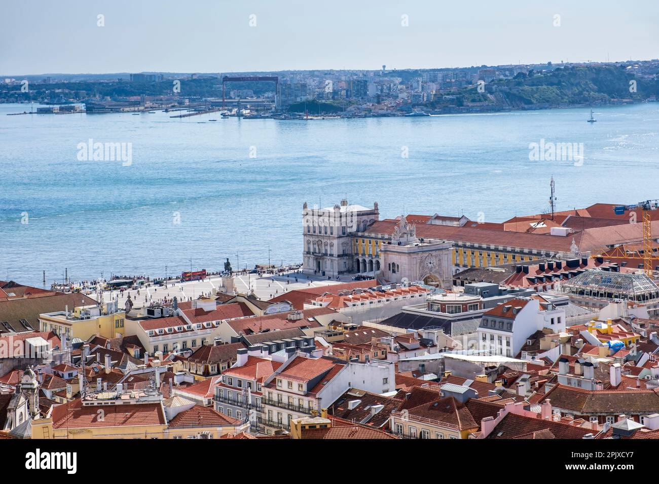 Aus der Vogelperspektive von der Burg St. George oder Sao Jorge zum historischen Zentrum von Lissabon und dem Fluss Tejo, Portugal Stockfoto