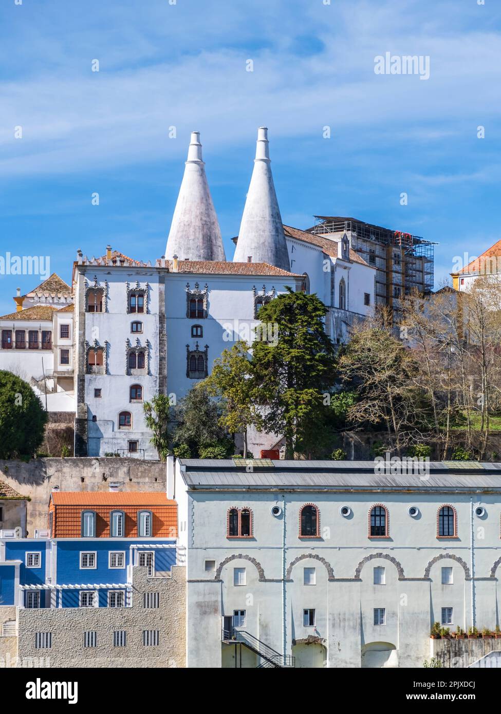 Der Nationalpalast in der historischen Stadt Sintra, in den Ausläufern des Sintra-Gebirges Portugals, in der Nähe der Hauptstadt Lissabon. Stockfoto