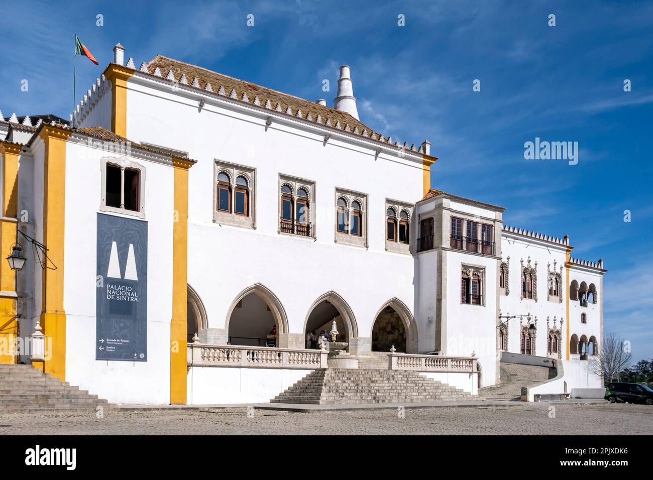 Der Nationalpalast in der historischen Stadt Sintra, in den Ausläufern des Sintra-Gebirges Portugals, in der Nähe der Hauptstadt Lissabon. Stockfoto