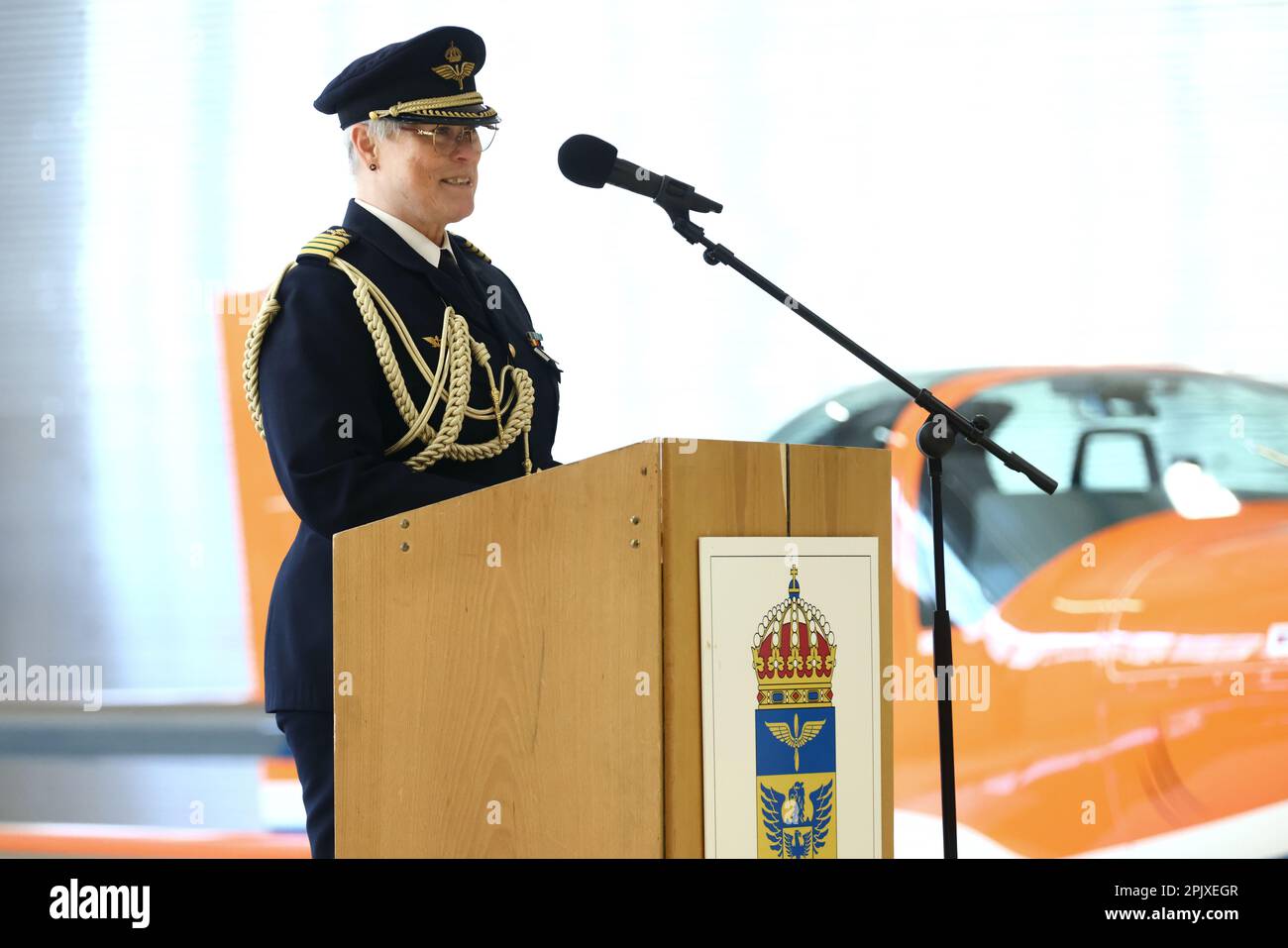 Anna Siverstig, schwedische Luftwaffe, bei der Zeremonie am Montag, als die schwedische Verteidigungsmaterialverwaltung, FMV, die ersten drei von zehn bestellten Ausbildungsflugzeugen des Musters GROB G120TP, in der schwedischen Luftwaffe SK 40, bei einer Zeremonie auf dem Flugplatz Malmen, Linköping, Schweden, übergab Stockfoto