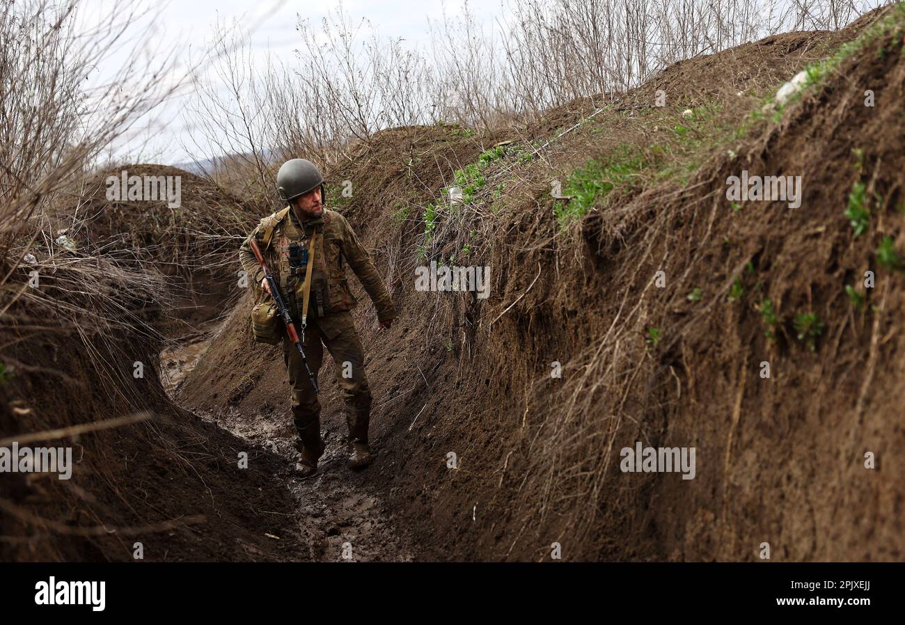 Ukrainischer Soldat Yuzik (43) der 24. Brigade geht durch die Gräben an