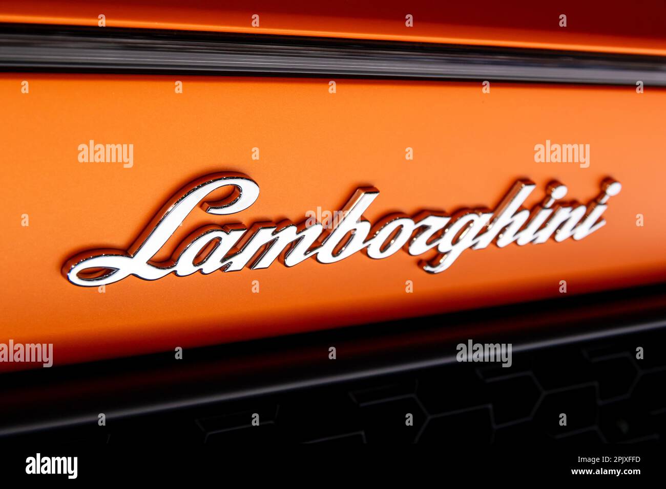 Lamborghini-Logo auf der Rückseite eines Lamborghini Huracan Performante Sportwagens, der auf der Genfer Automobilausstellung vorgestellt wird. Genf, Schweiz - 7. März 2017 Stockfoto