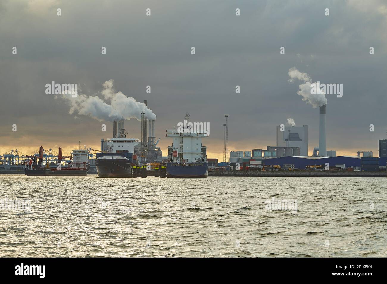 Industrieölhafen und Raucheranlagen im Hintergrund Stockfoto