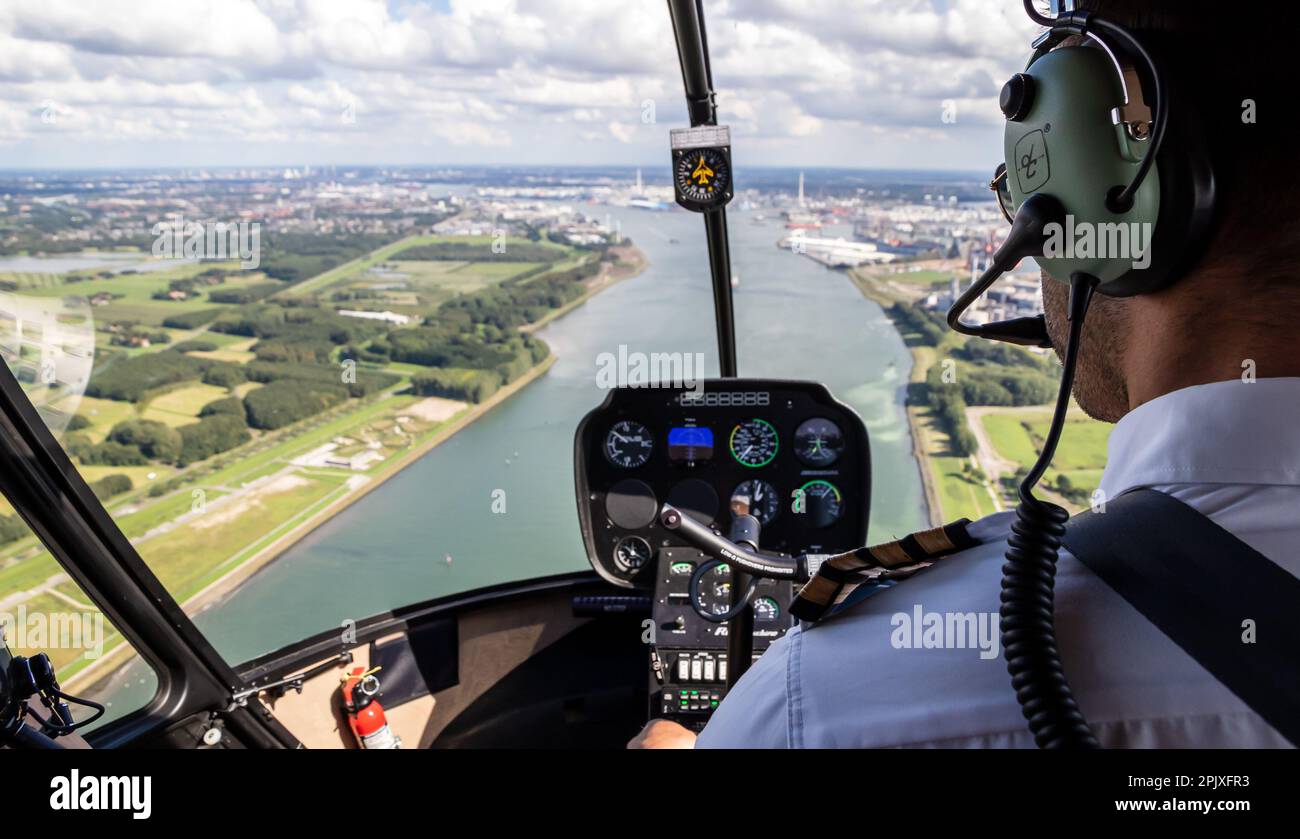 Hubschrauberrundflug. Blick vom Cockpit mit dem Piloten und den Fluginstrumenten. Stockfoto