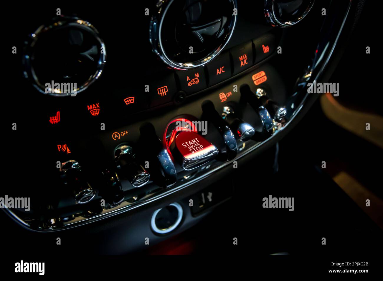 Startknopf auf der Armaturentafel eines Mini-Clubman-Autos, das auf der Brüsseler Autosalon European Motor Show gezeigt wird. Brüssel, Belgien - 13. Januar 20 Stockfoto
