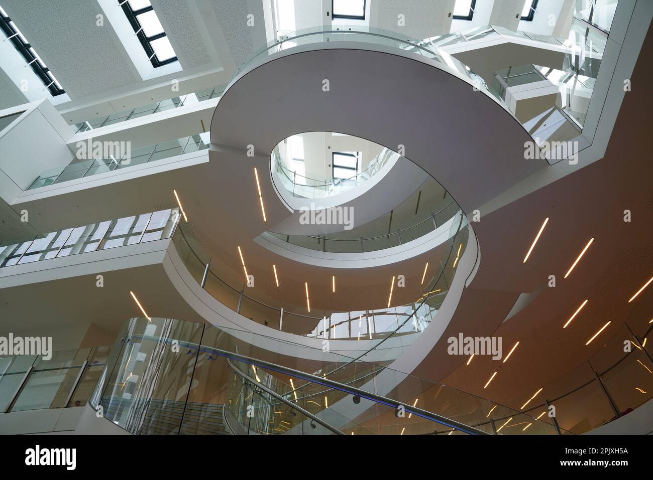 Innen liegende kreisförmige Treppe des Wissenschaftsgebäudes am University College, Dublin, Stockfoto