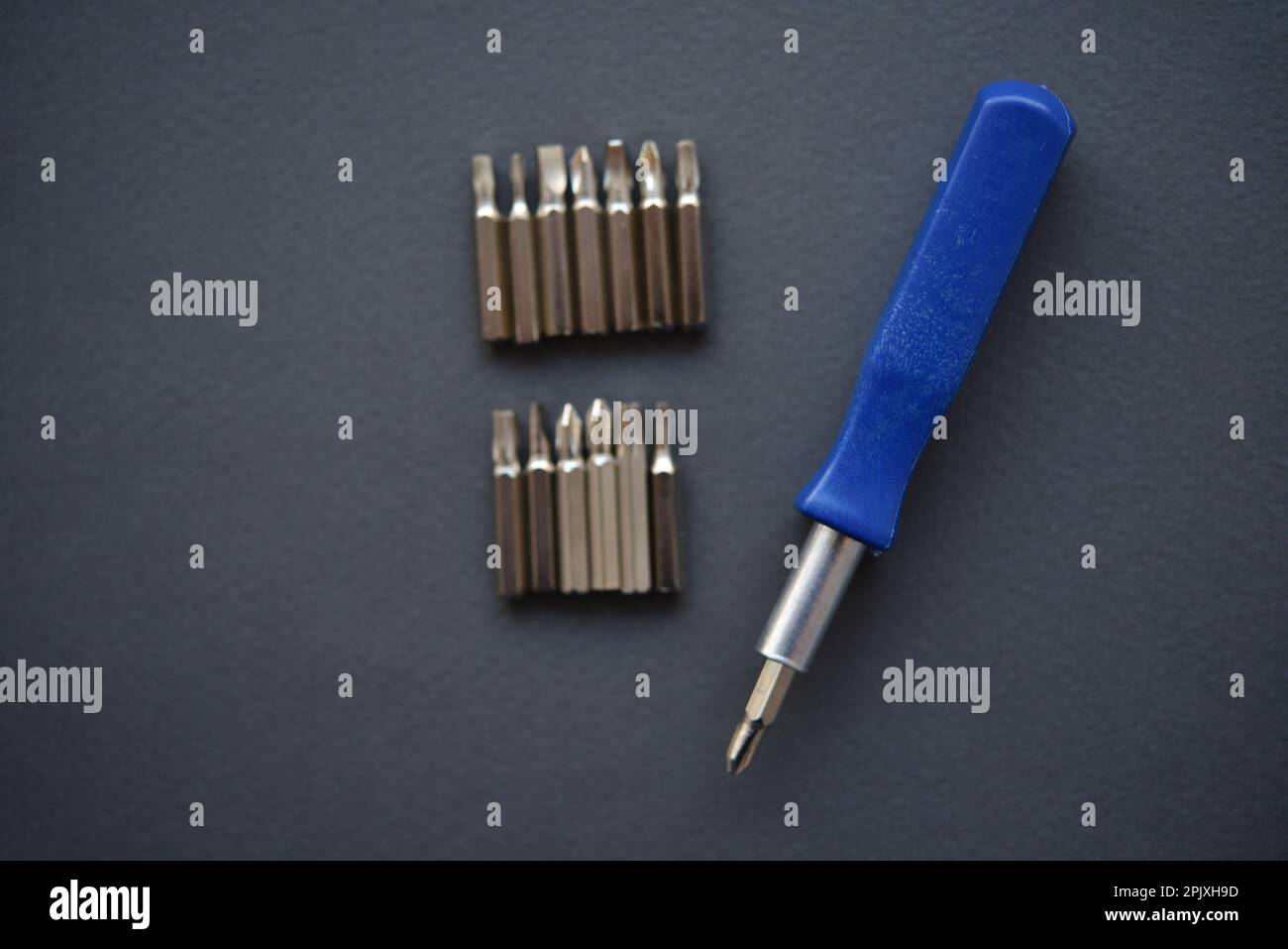 Austauschbare Düsen für einen Schraubendreher. Blauer Schraubendreher mit Aufsätzen. Stockfoto