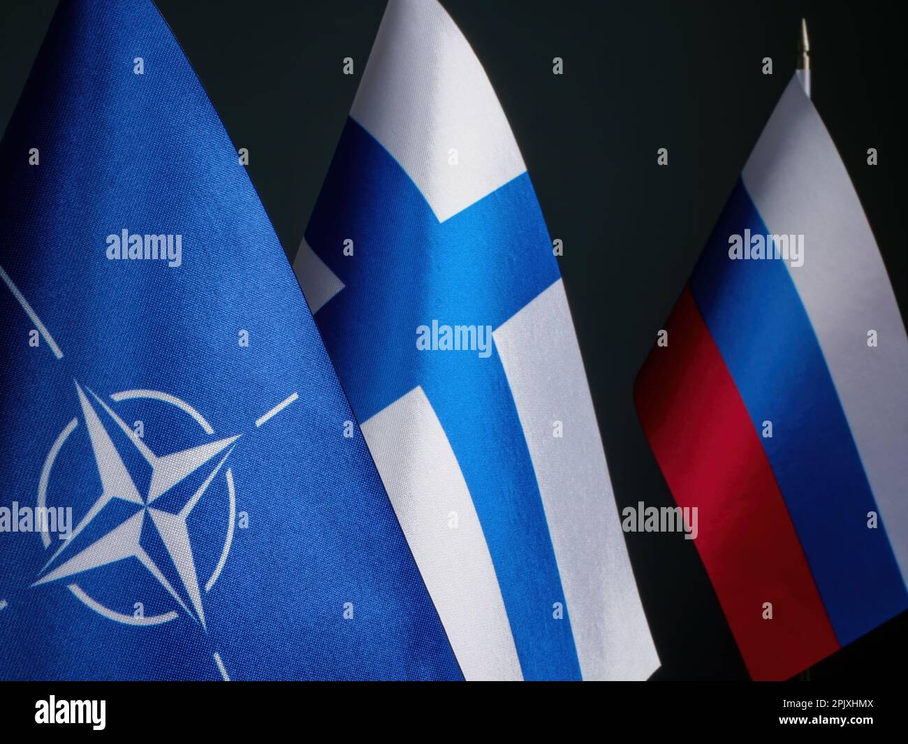 KIEW, UKRAINE - 04. April 2023. In der Nähe der Flaggen der NATO und Finnlands und weiter unter der Flagge Russlands. Stockfoto