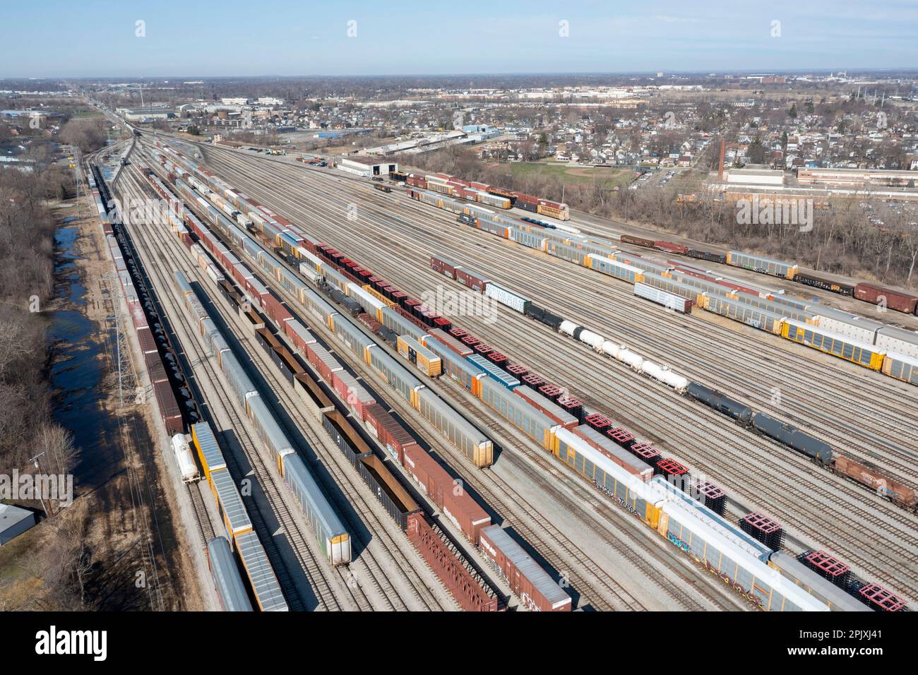 Melvindale, Michigan – Oakwood Yard von Norfolk Southern. Täglich fahren rund 3.000 Eisenbahnwaggons durch den Hof, darunter viele Autotransporter. Der Hof ist eine Stockfoto