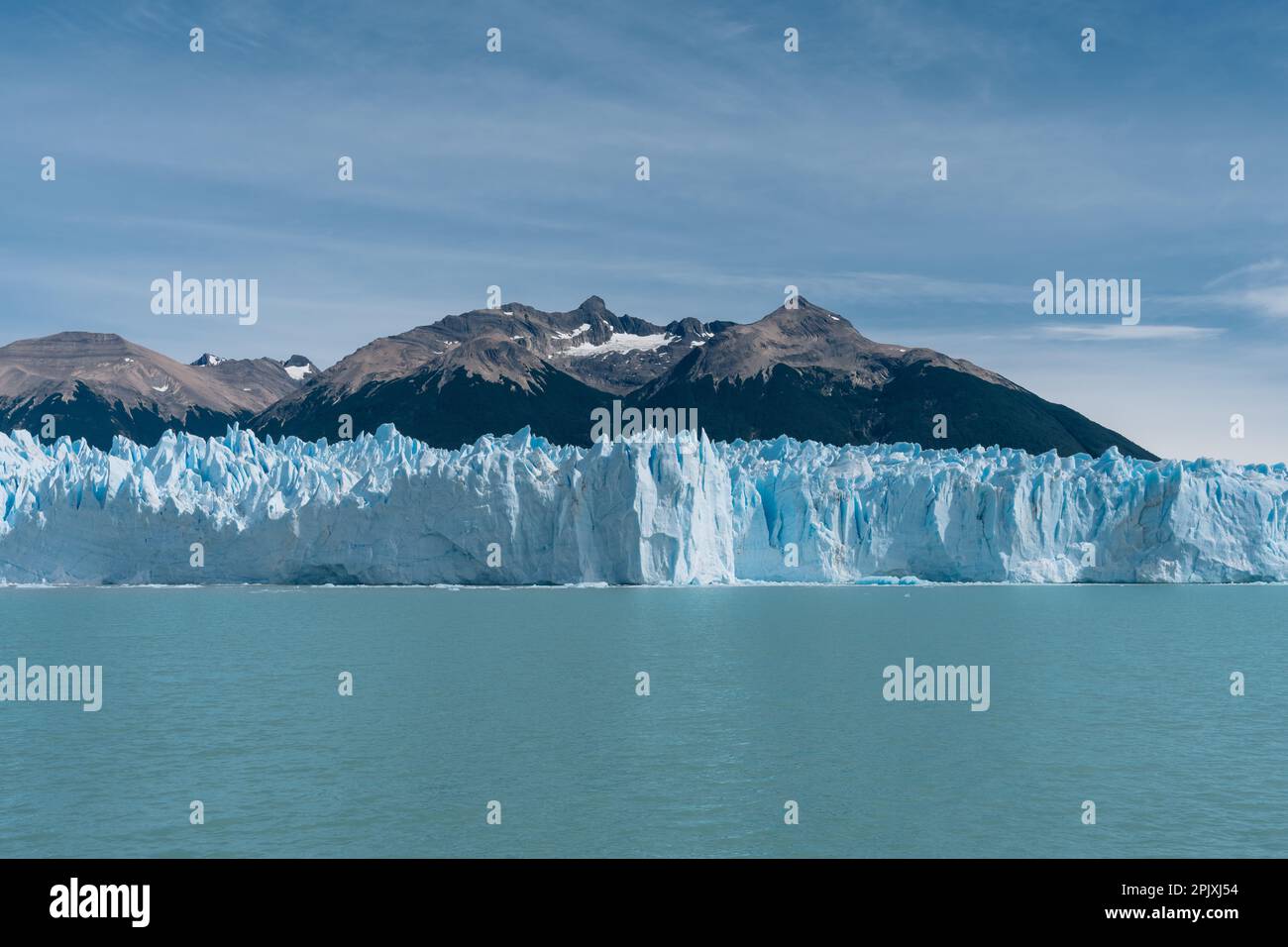 Panoramablick auf den gigantischen Perito-Moreno-Gletscher, seine Zunge und Lagune in Patagonien, Argentinien, sonniger Tag, blauer Himmel. Stockfoto