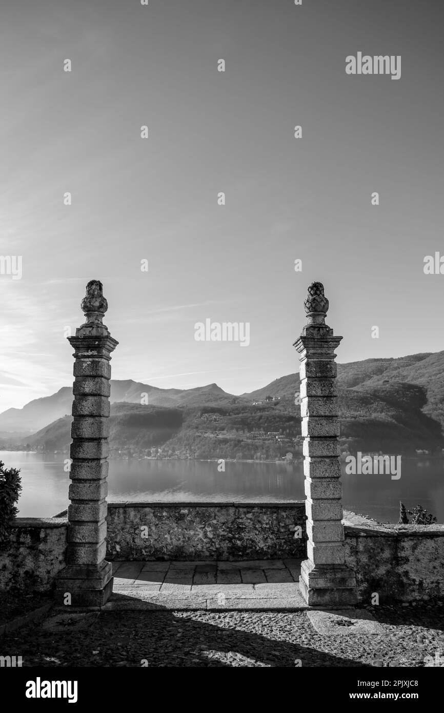 Bergblick vom Kircheneingang Oratorium von S. Antonio da Padova in Santa Maria del Sasso mit Berg und Luganer See an einem sonnigen Tag in Morcote, T. Stockfoto