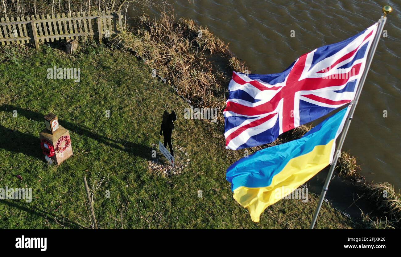 Aus der Vogelperspektive einer Gedenkstätte zu Ehren gefallener Soldaten wurden die britischen und ukrainischen Flaggen ausgestellt Stockfoto