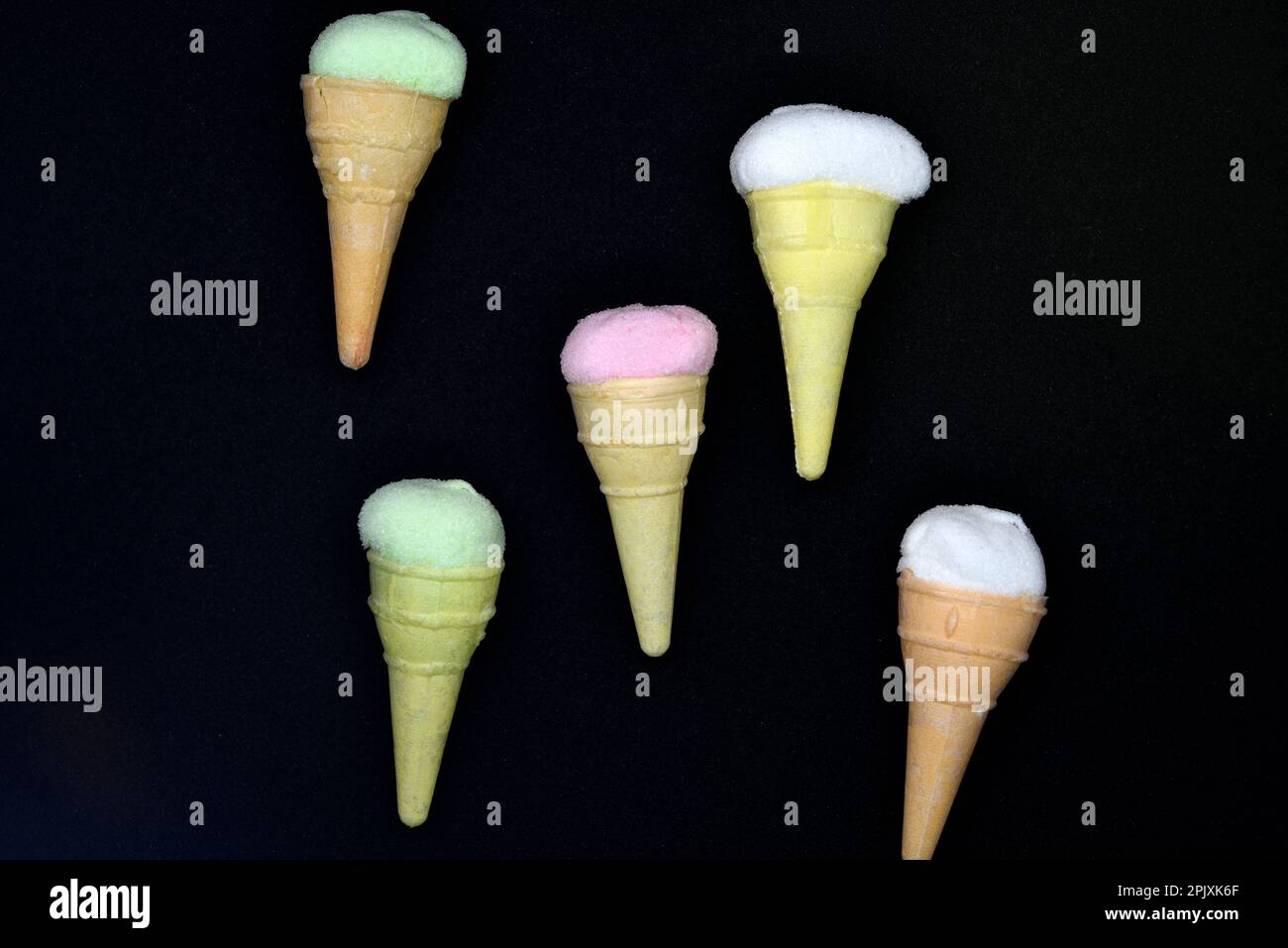 Marshmallow in Form eines Eisbechers auf einem weißen Teller. Buntes Eis. Stockfoto