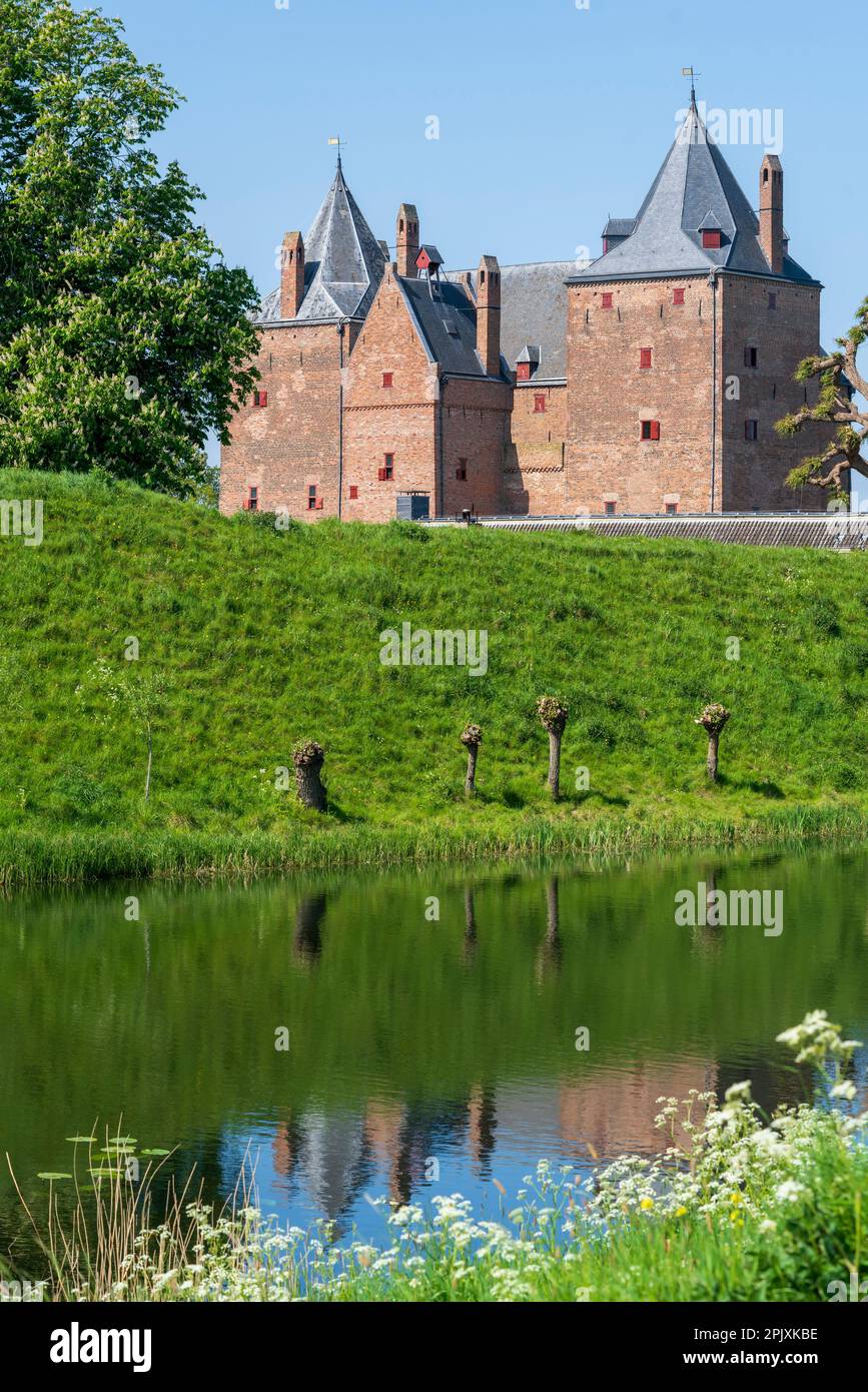 Fesselnder Blick über den Wassergraben über den Deich zum Schloss Slot Loevestein und seiner reichen Geschichte. Die Festung ist die berühmteste in den Niederlanden Stockfoto