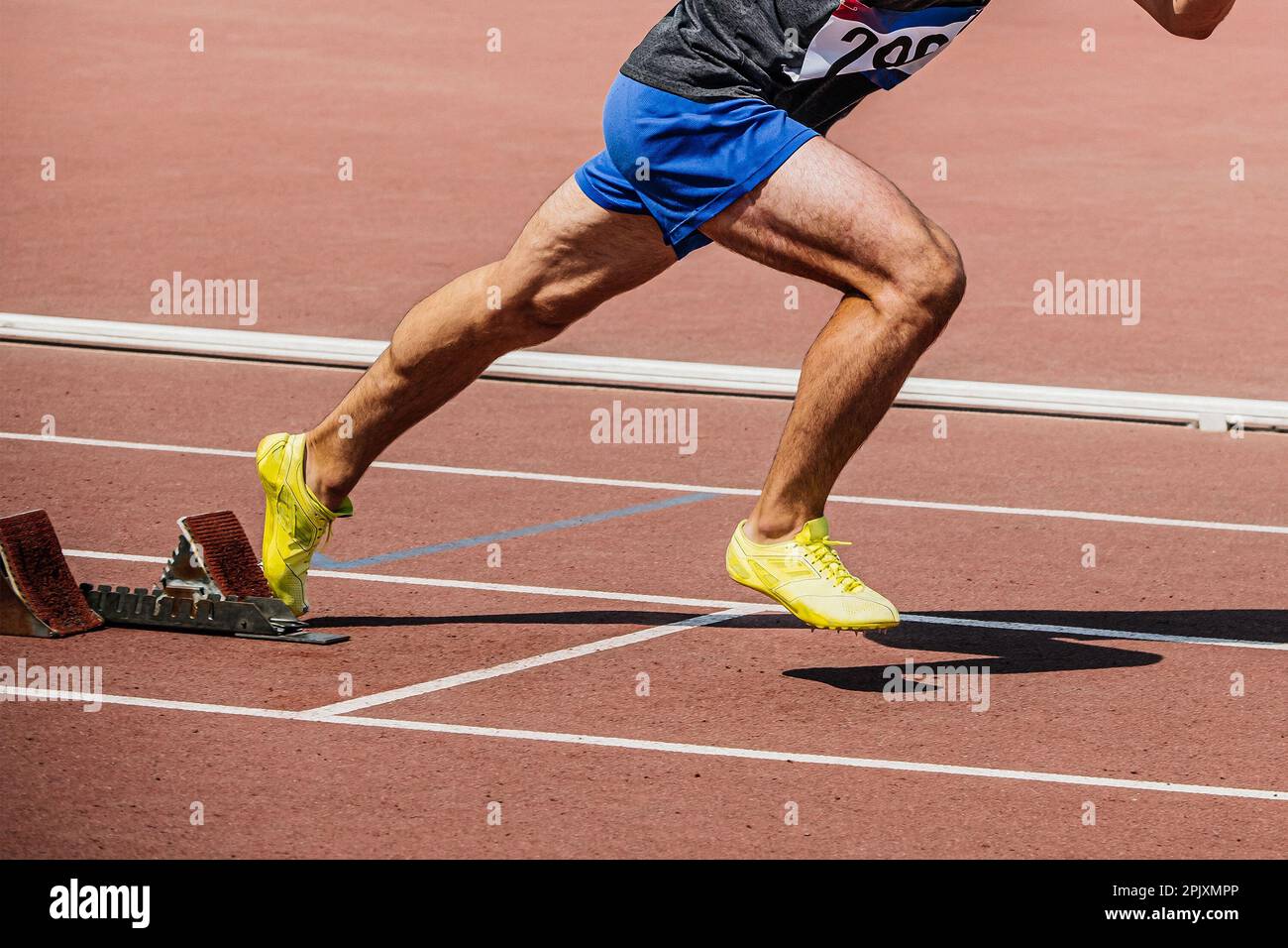 Der Sprinter mit den Beinen beginnt mit dem Laufen auf der Rennstrecke, der Sommermeisterschaft der Leichtathletik Stockfoto
