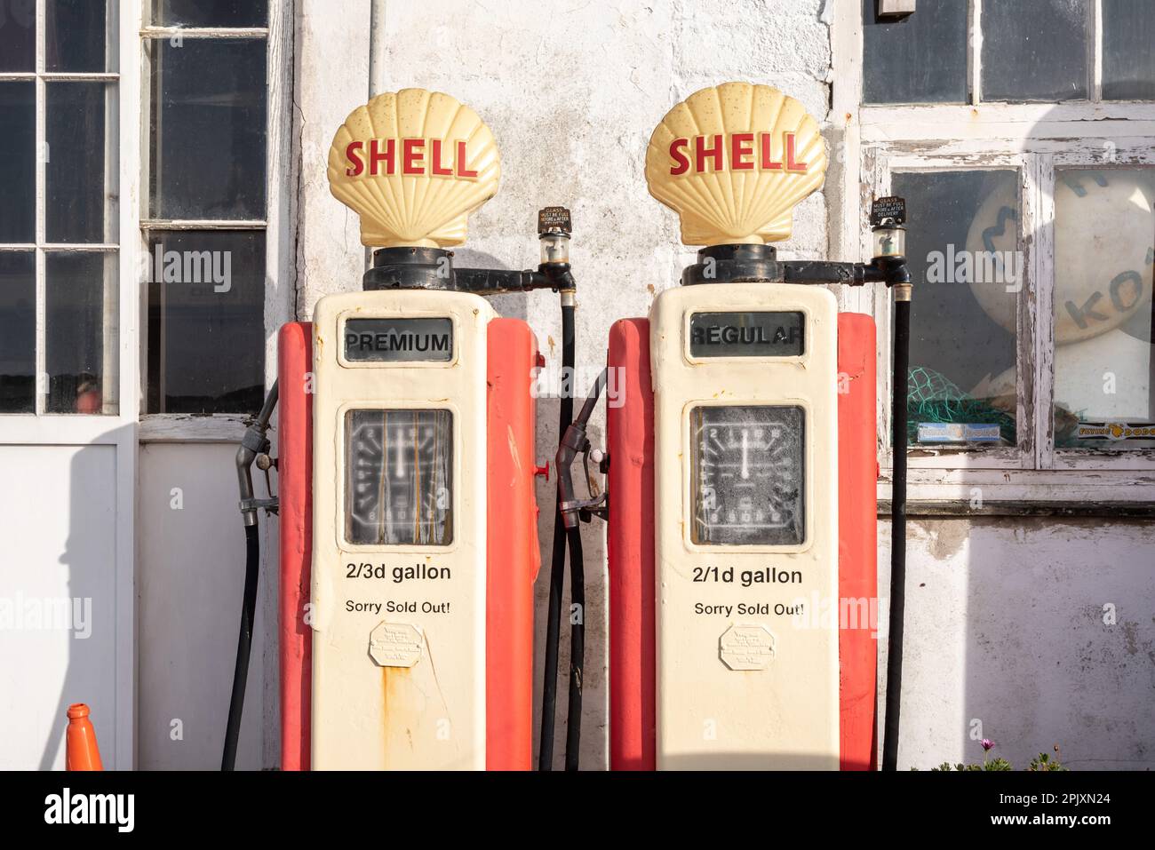 CORNWALL, ENGLAND, 04,2015. MAI, Twin Kraftstoffspender mit Shell-Logo in Cornwall UK Stockfoto