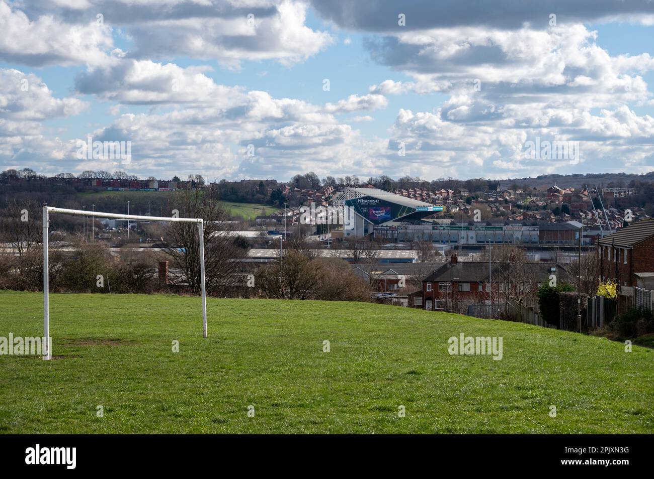 LEEDS, ENGLAND - MÄRZ 07,2023 - Blick auf die Stadt Leeds und das Fußballstadion in Großbritannien Stockfoto