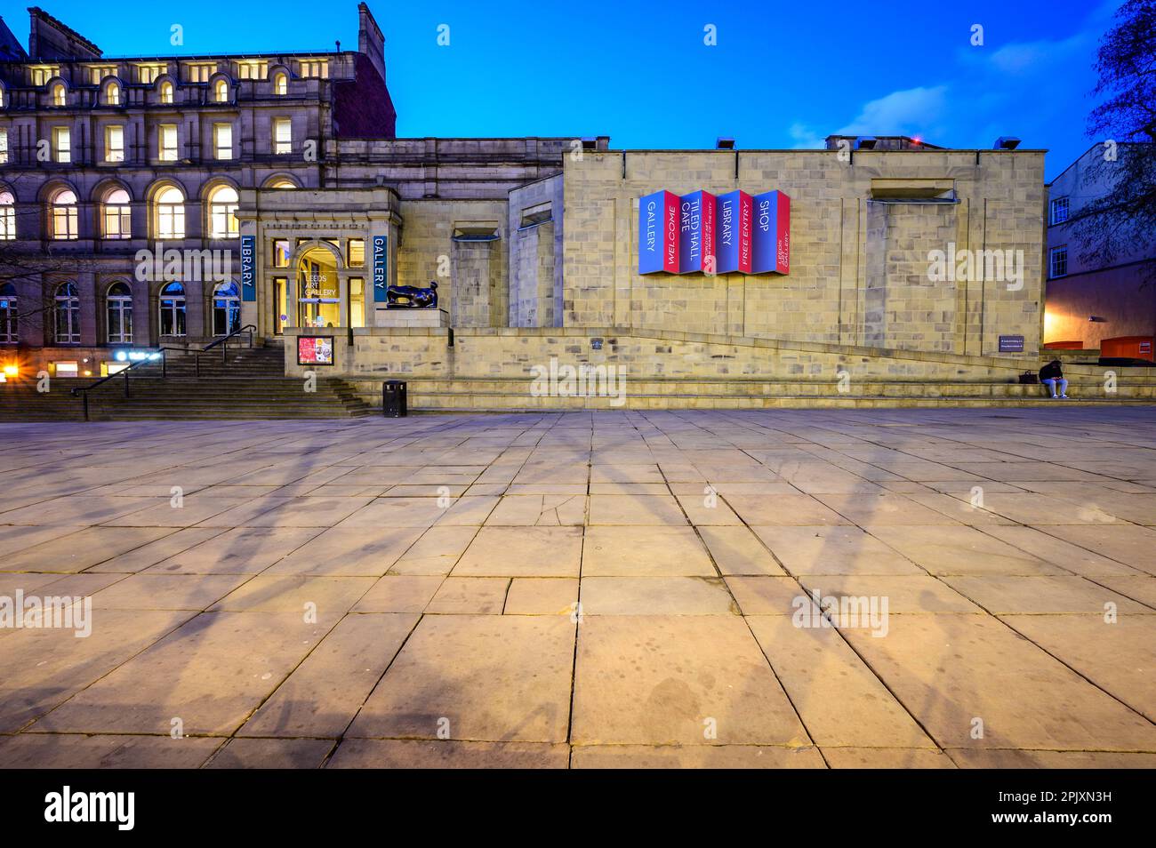 LEEDS, WESTYORKSHIRE, ENGLAND - MÄRZ 07,2023 - gepflasterter offener Bereich des Leeds City Square UK Stockfoto