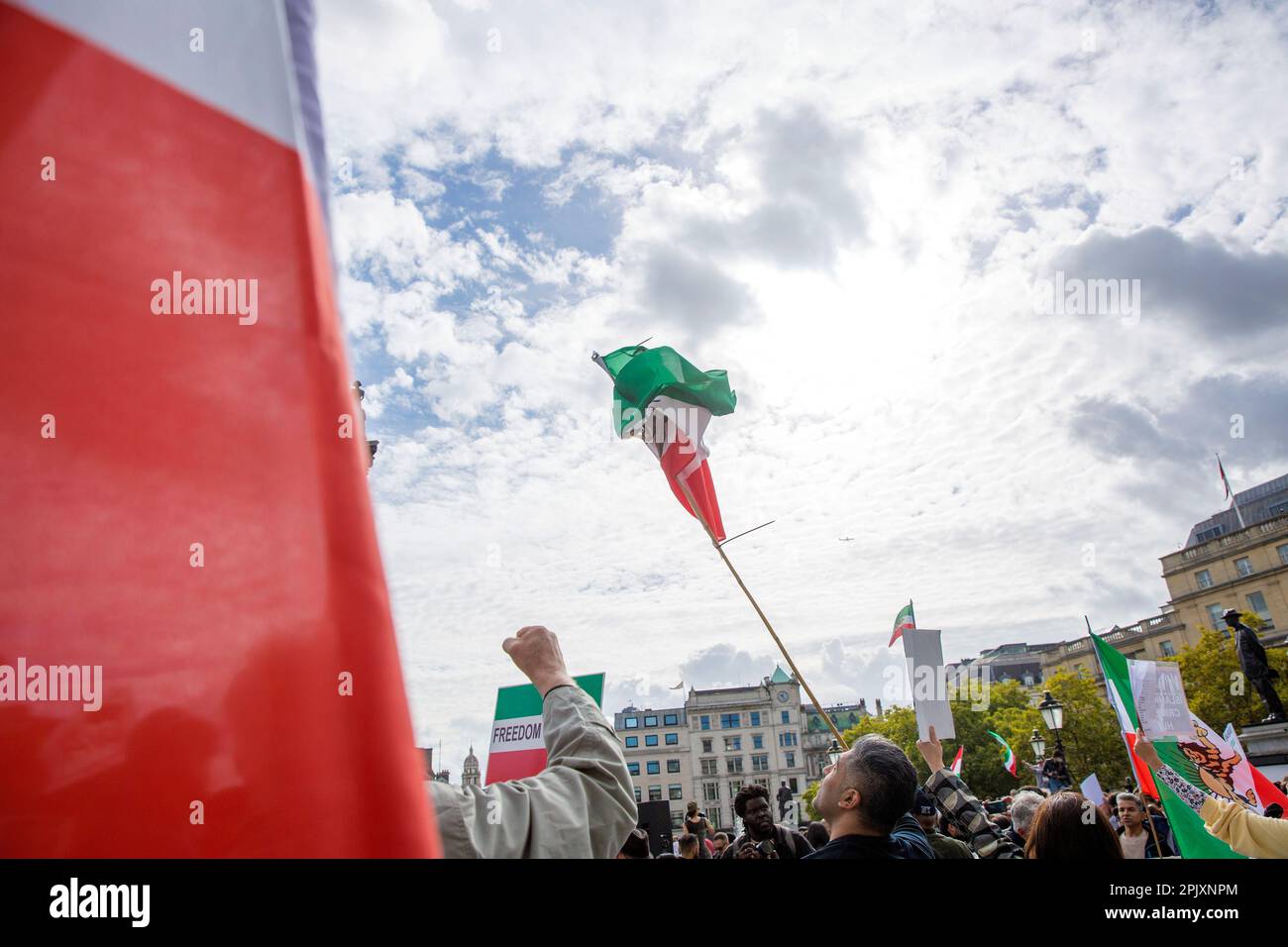 Die Teilnehmer versammeln sich zur Unterstützung der Freiheit der Frauen im Iran nach dem Tod von Mahsa Amini am Trafalgar Square im Zentrum von London. Stockfoto