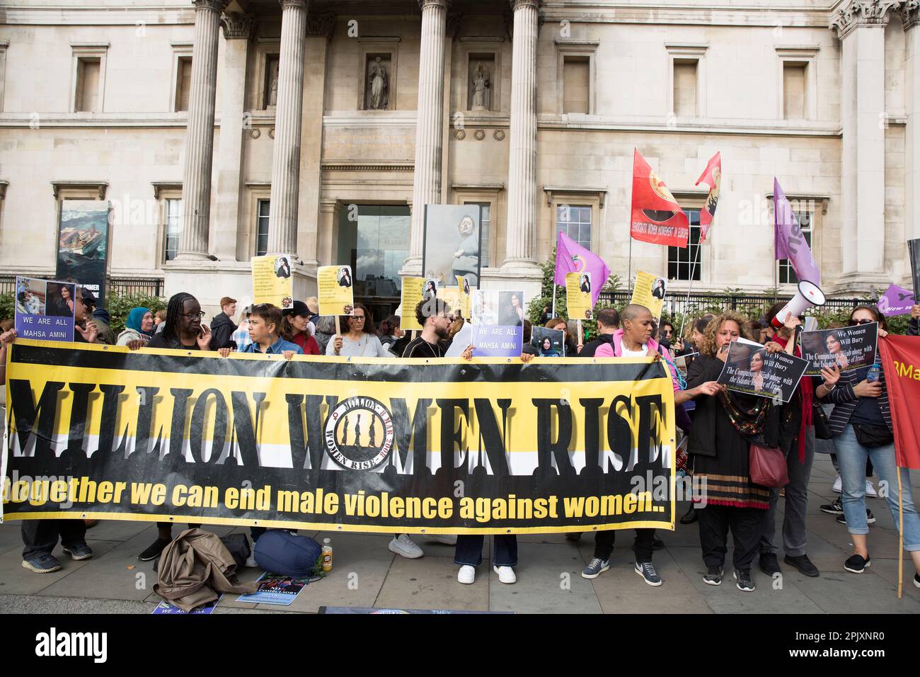 Die Teilnehmer halten ein Banner, in dem sie ein Ende der männlichen Gewalt gegen Frauen in London fordern, während sich Menschen für die Freiheit der Frauen im Iran versammeln. Stockfoto