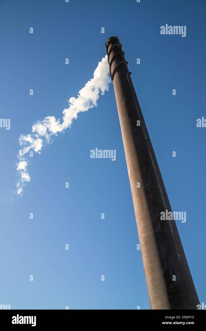 Fabrikschornstein mit weißem Rauch. Foto: Bo Arrhed Stockfoto