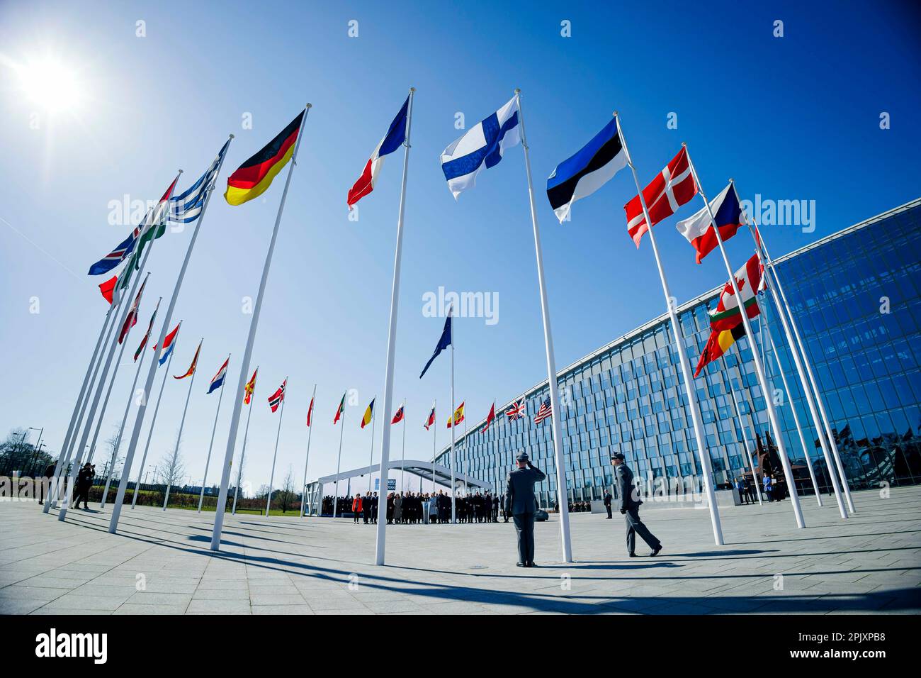 Brüssel, Belgien. 04. April 2023. Die finnische Flagge wird vor dem NATO-Hauptquartier während der NATO-Beitrittseremonie für Finnland gehisst. Brüssel, 4/4/2023 Kredit: dpa/Alamy Live News Stockfoto