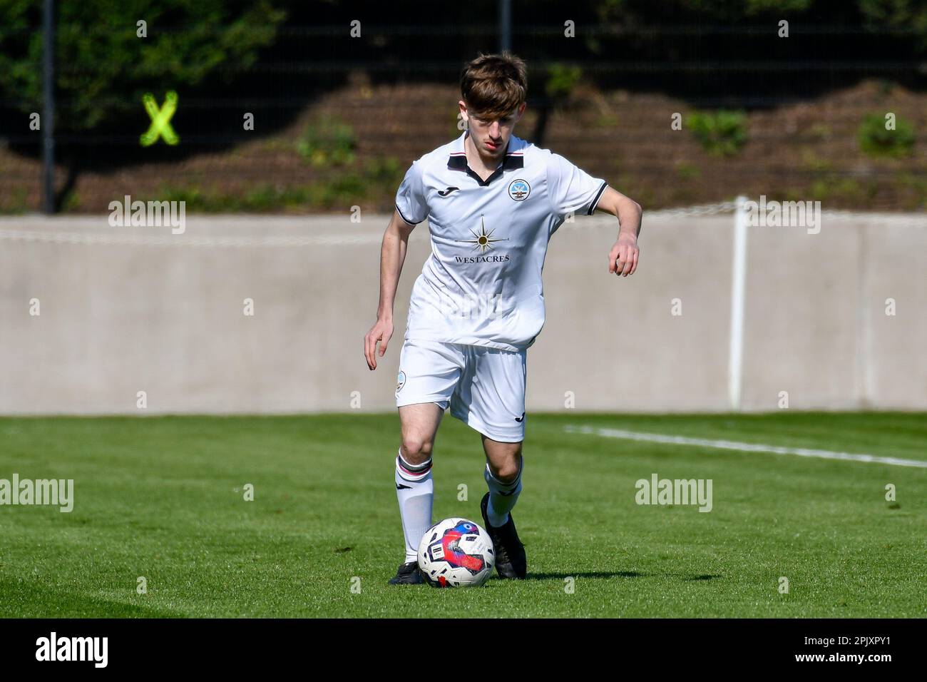 Swansea, Wales. 4. April 2023 Thomas Searle aus Swansea City in Aktion während des Spiels der Professional Development League zwischen Swansea City under 18 und Hull City under 18 an der Swansea City Academy in Swansea, Wales, Großbritannien, am 4. April 2023. Kredit: Duncan Thomas/Majestic Media/Alamy Live News. Stockfoto