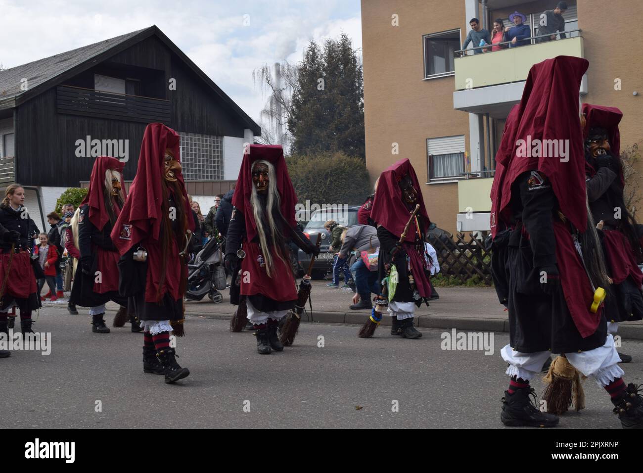 Eine Gruppe von Leuten in Kostümen läuft während einer traditionellen Narren-Karnevalsparade Stockfoto