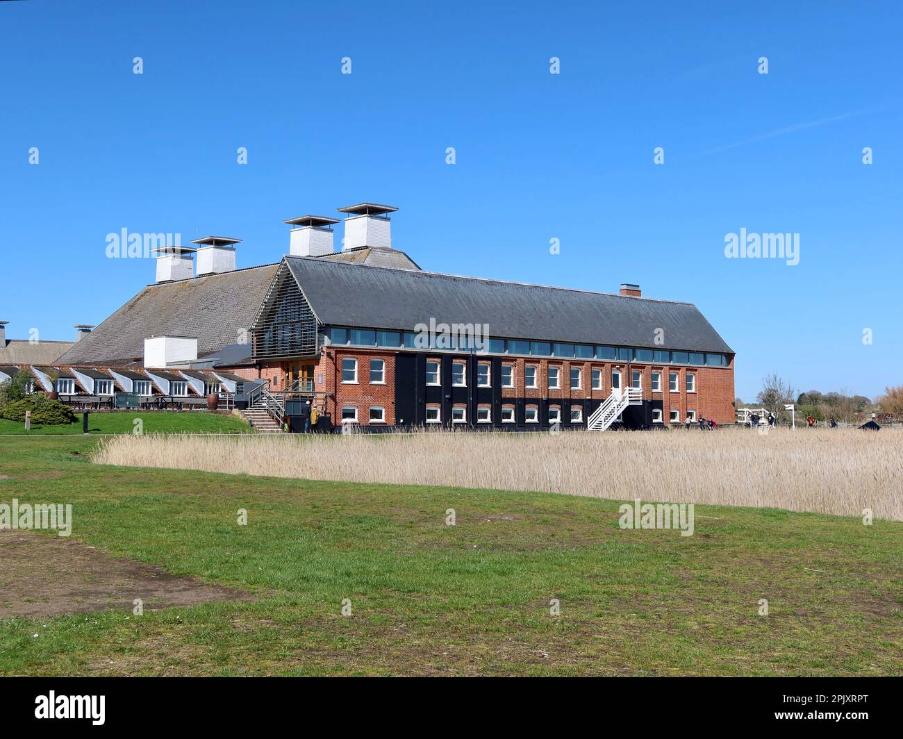 Snape Maltings, Suffolk, Vereinigtes Königreich - 4. April 2023 : ein sonniger Frühlingstag in dieser Touristenattraktion nahe der Küste. Stockfoto