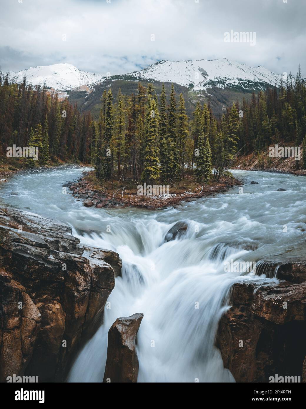 Wunderschöne Aussicht auf die Sunwapta Falls - Jasper National Park, Kanada Stockfoto