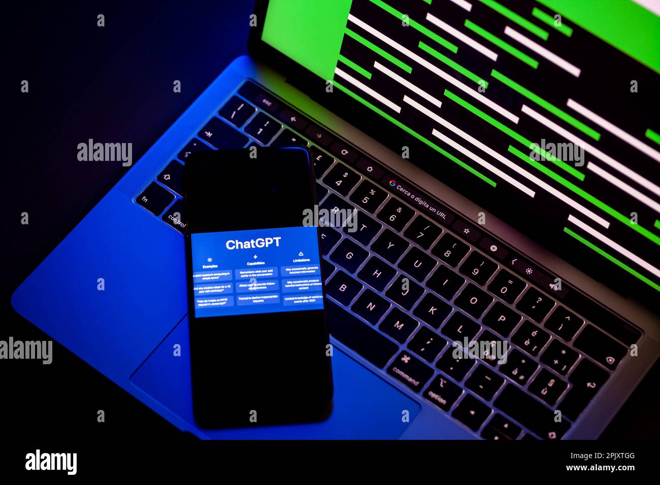 ITALIEN - 31. März 2023: Laptop-Bildschirm mit offizieller Website mit GPT-Chat-Seite - 4. Auf der beleuchteten Tastatur ein Smartphone mit einem GPT-Chat-Bild. Stockfoto